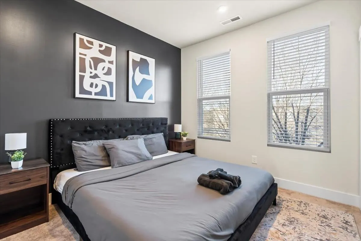 Dom wakacyjny Willa Luxurious King 3Br Townhouse Mins To Uptown Clt! Charlotte Stany Zjednoczone Ameryki